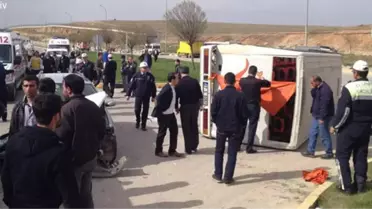 İşçi Servisi ile Otomobil Çarpıştı: 15 Yaralı