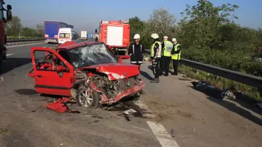 Tır, Emniyet Şeridinde Bekleyen Otomobile Çarptı: 1 Ölü, 3 Yaralı