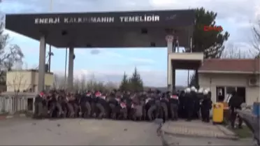 Kütahya 4 Seyitömer'de İşten Çıkarmalara Tepki Gösteren İşçiler Nizamiye Binası ile Yemekhaneyi...
