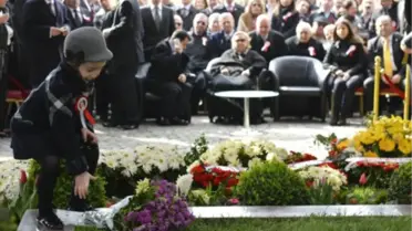 Torun Serra Özal Dedesinin Kabrine Çiçek Bıraktı