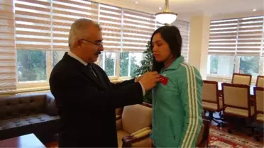 Milli Güreşçi Şahin'e, Vali Duruer'den Cumhuriyet Altını