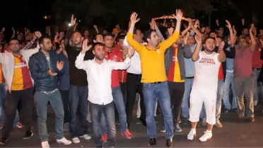 Galatasaray Taraftarı, Florya'da Toplandı