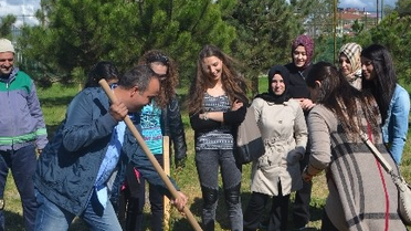 Üniversite Öğrencileri 'Güzel Bir Dünya İçin' Fidan Ekti