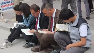 Kaldırıma Oturup, Kitap Okudular