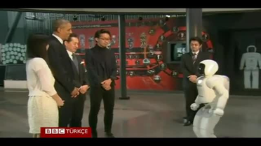 Kalede Obama, Topun Gerisinde Asimo