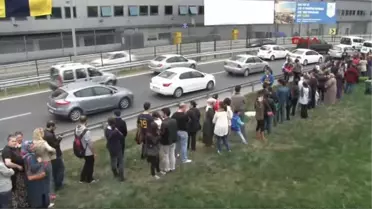 Fenerbahçeli Kadın ve Çocuklar 1 Kilometrelik Kuyruk Oluşturdu