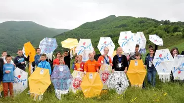 Macaristanlı Çocukların Uçurtma Keyfi