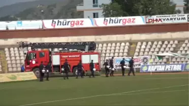 İtfaiye Tribünlerdeki Taraftarı Suladı