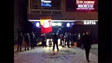 Galatasaray Taraftarları GS Store Önünde Nöbet Tuttu