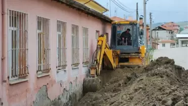 Halk Eğitim Merkezi'nin Etrafına Drenaj Boru Döşeniyor