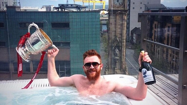 Cliftonville ile Şampiyonluk Yaşayan Conor Devlin Jakuzi Partisi Düzenledi