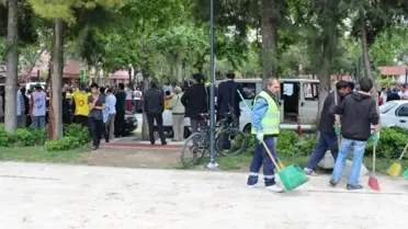 İşçi Bayramını Kutlayan Göstericileri İzleyen Temizlik İşçisi Açıklaması