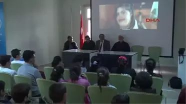 Gençler Gözleri Bağlı Yürüyünce Engellilerle Empati Kurdu