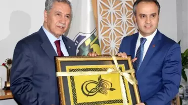 İnegöl Belediye Başkanı, Arınç'a Ahşap Portresini Hediye Etti