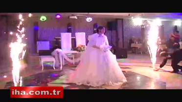 Düğününde Gelinliği ile Ana Haber Bülteni Sundu