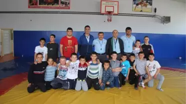 Korkuteli'de Güreş Seçmeleri Yapıldı