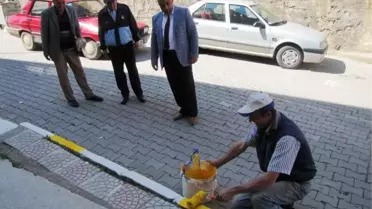 Hisarcık'ta Bordür Taşları Boyanıyor