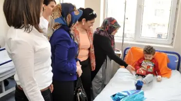 Protokol Eşlerinden Kadın Doğum ve Çocuk Servisine Ziyaret