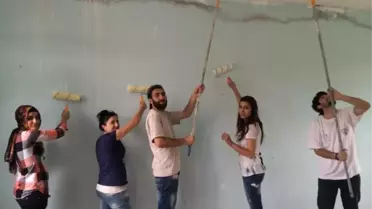 Batman'da Üniversite Öğrencileri Okul Boyadı