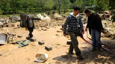 Isparta'da Deredeki Toprak Setin Yıkılması Sonucu Su Baskınları Oluştu