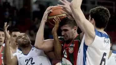 Anadolu Efes Evinde Karşıyaka'yı 96-90 Mağlup Etti