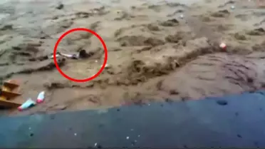Solomon Adası'nda Sele Kapılan Adam
