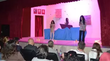 Şiirini Okudu ve Annesine Koştu