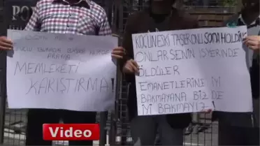 Tiyatrocu Bayazıt'tan Soma Holding Binası Önünde Eylem