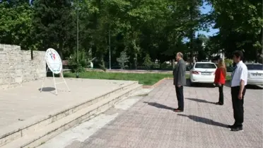 Çelenk Sunma Törenine Üç Kişi Katıldı
