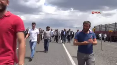 Siverek'te Çiftçiler Karayolunu Ulaşıma Kapattı