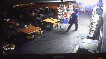 Bıçaklı Gaspçıları Sopayla Kovaladı