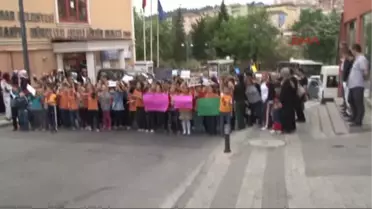 Minik Öğrenciler Okulları İçin Yol Kapattı
