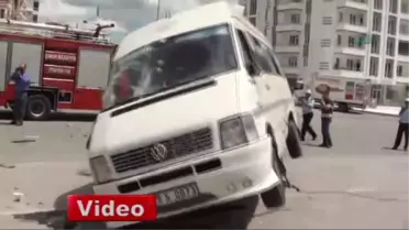 Çorum'da Öğrenci Servisi Otomobil ile Çarpıştı: 9 Yaralı