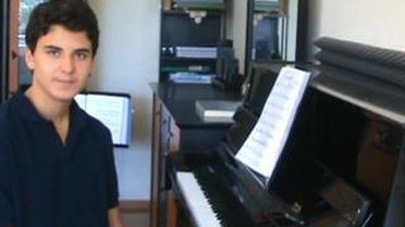 Çökertme Çocuk Piyanist ile Oyun Havası Akustik Piyano Küçük Mini Minik Ufak Müzisyen Yetenek...
