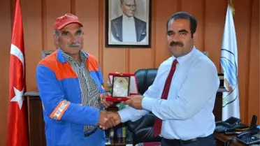 Bulduğu Altını Sahibine Teslim Eden Temizlik İşçisine Ödül