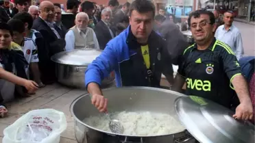 Fenerbahçeliler Şampiyonluğu Pilav Dağıtarak Kutladı