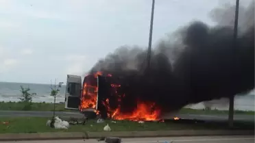 Kamyonet ile Çarpışan Minibüs Alev Aldı: 12 Yaralı