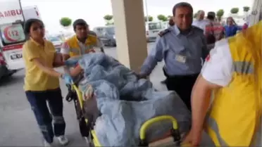 Besni'de Motosiklet Devrildi: 2 Yaralı