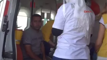 Meyve Yüklü Kamyonet Devrildi; Karayolu Trafiğe Kapandı