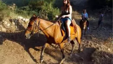 Turistler Orman Patikalarını At Sırtında Gezip, Tarih Öğreniyorlar
