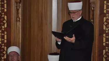 Bosna'nın 'İlk Türkiye Mezunu' Müftüsü Pitiç. Cübbesini Giyerek Görevi Devraldı
