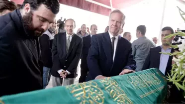 Osmanlı'nın Zarif Sultanı Son Yolculuğuna Uğurlandı