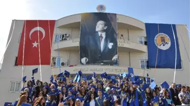 Üniversite Öğrencilerinin Diploma Heyecanı