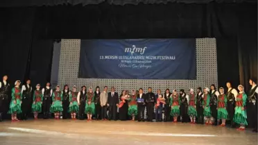 Devlet Halk Dansları Topluluğu İzleyenleri Büyüledi