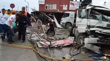 TIR, Çay Ocağı ve Dorseye Çarptı: 2 Ölü, 3 Yaralı
