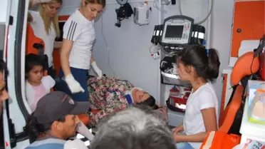 Direksiyonda Sıkışan Kadın Sürücü Uzun Uğraşlar Sonucu Kurtarıldı