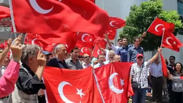 Adliye Çalışanları Diyarbakır'daki Bayrak İndirme Olayını Protesto Etti