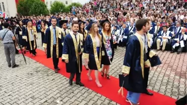 Cbü İktisadi ve İdari Bilimler Fakültesi'nde Mezuniyet Sevinci