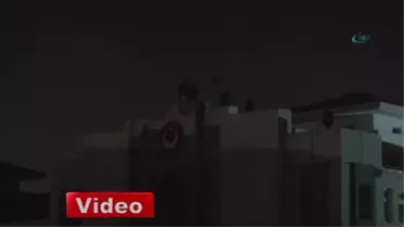Paralarını Alamayan İşçiler Okulun Çatısını Yaktı