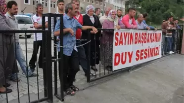 Dedesinin İsmini Verdiği Okula Bu Kez Kendisini Zincirledi